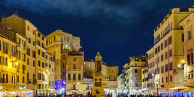 Roma, İtalya, Aralık - 2017 - kentsel gece olay yerinde Campo dei fiori, Rome, İtalya'nın ünlü bir tarihi piazza