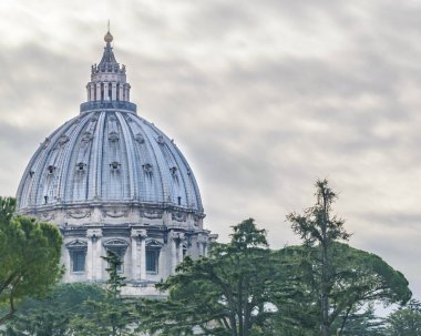 Roma, İtalya, Ocak - 2018 - Saint peters kubbe görünümünden Vatikan Müzesi avlu.
