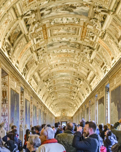 Roma Itália Janeiro 2018 Turista Que Viaja Pelo Museu Vaticano — Fotografia de Stock