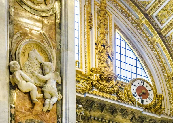 サンピエトロ大聖堂 バチカン市国にある最も有名なカトリック教のイタリア教会の内部ビュー — ストック写真