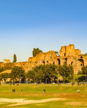 Circus Maximus, Roma İmparatorluğu tarafından oluşturulan yarış en büyük sirk atı dış görünümü bir vadide Roma şehir, İtalya aventino ve palatino tepelerde arasında yer alır