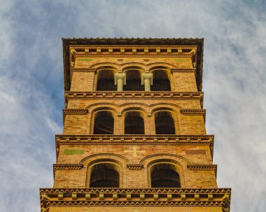 Santa Maria in Cosmedi binasının alçak açılı görüntüsü, Roma şehrinde bulunan antik bir bazilika, İtalya