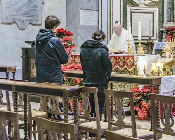 意大利 2018年1月 牧师阅读与几个信徒听在圣彼得在 Vincoli 意大利 — 图库照片
