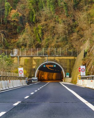Bir tünel Toskana, İtalya için girmek üzere karayolu