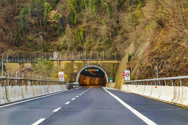 Εθνική Οδό Για Εισάγετε Μια Σήραγγα Τοσκάνη Ιταλία — Φωτογραφία Αρχείου