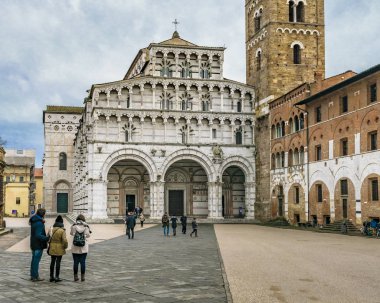 Lucca, İtalya, Ocak - 2018 - Lucca şehir, İtalya piazza san martino, bulunan ünlü san martino Katedrali dış görünümü