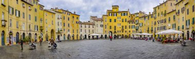 Lucca, İtalya, Ocak - 2018 - Kış sezonu ünlü piazza anfiteatro Lucca tarihi merkezi city adlı, İtalya vurdu