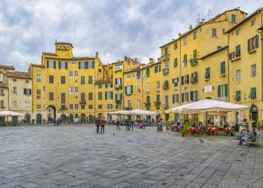 Lucca, İtalya, Ocak - 2018 - Kış sezonu ünlü piazza anfiteatro Lucca tarihi merkezi city adlı, İtalya vurdu