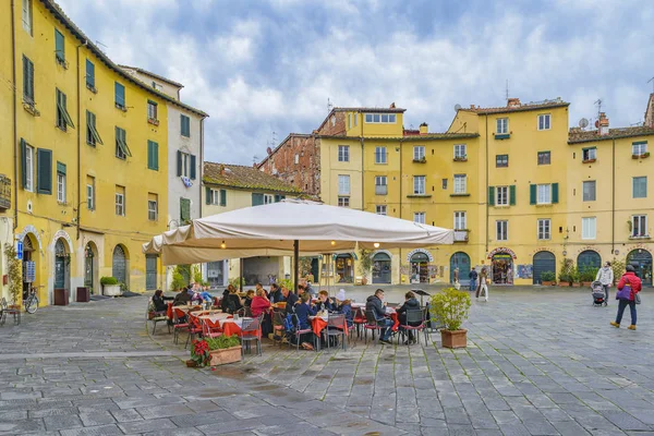 Лучка Италия Январь 2018 Городская Уличная Сцена Городе Лукка Тоскана — Стоковое редакционное фото © DanFLCreativo #211108632