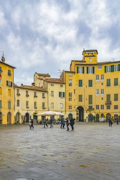 Lucca, İtalya, Ocak - 2018 - Kış sezonu ünlü piazza anfiteatro Lucca tarihi merkezi city adlı, İtalya vurdu
