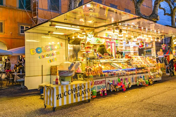 Lucca Italien Januar 2018 Winter Night Scene Fair Outdoor Street — Stockfoto