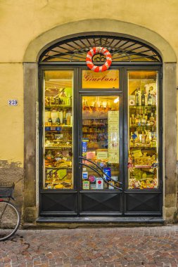 Lucca, İtalya, Ocak - 2018 - ön görünümü geleneksel İtalyan şarap mağazasında tarihi merkezi, lucca, İtalya