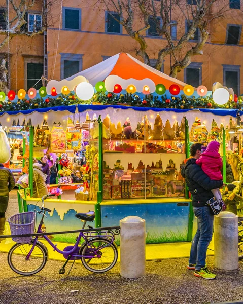 ルッカ イタリア 2018 冬ナイト シーンのルッカ市 イタリア フェアの屋外ストリート — ストック写真