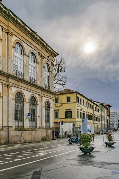 Lucca, İtalya, Ocak - 2018 - Street kentsel sahne Lucca tarihi merkezi City, İtalya