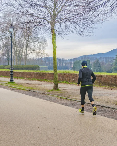 Lucca Italia Enero 2018 Escena Invierno Hombre Adulto Corriendo Acera — Foto de Stock