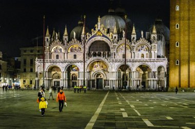 Venedik, İtalya, Ocak - 2018 - ünlü san marcos Bazilikası'nın Venedik şehrinde, İtalya ile gece yarısı olay yerinde piazza san marcos