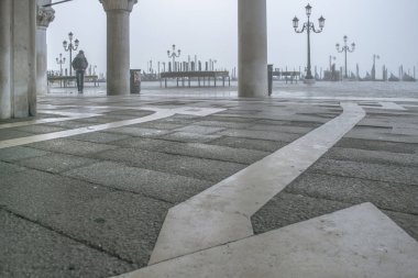 Venedik, İtalya, Ocak - 2018 - Kış sisli olay yerinde piazza san marcos Venedik şehir, İtalya