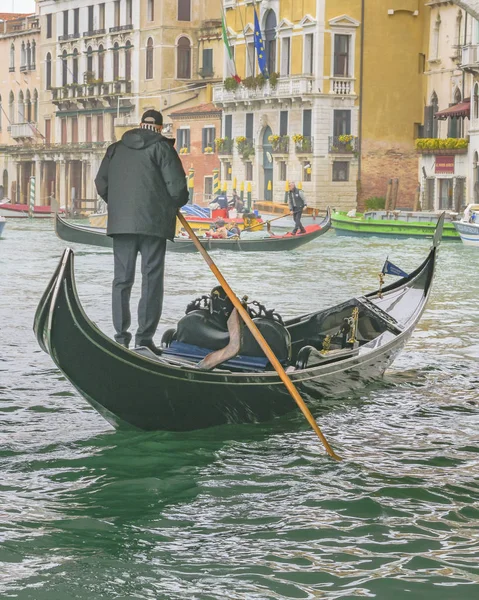 Venecia Italia Enero 2018 Gondolier Cruzando Famoso Puente Rialto Venecia — Foto de Stock