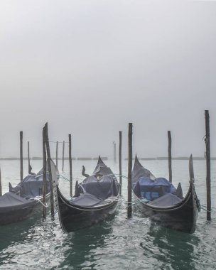 Kış sabah sahne grup gondol Venedik şehir, İtalya sahilinde Park