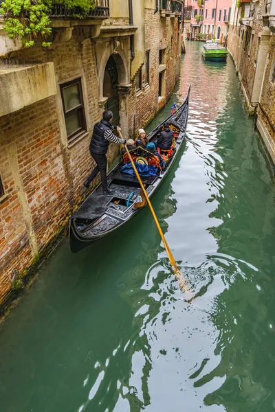 Venecia Italia Enero 2018 Gondolier Tomando Turista Pequeño Canal Ciudad — Foto de Stock