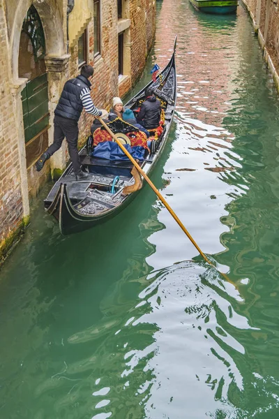 Venecia Italia Enero 2018 Gondolier Tomando Turista Pequeño Canal Ciudad — Foto de Stock
