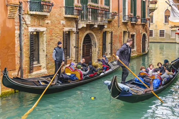 Venecia Italia Enero 2018 Gondoleros Tomando Turista Pequeño Canal Ciudad — Foto de Stock