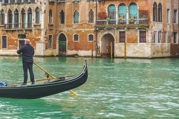 Venecia Italia Enero 2018 Gondolier Navegando Gran Canal Venecia Italia — Foto de Stock