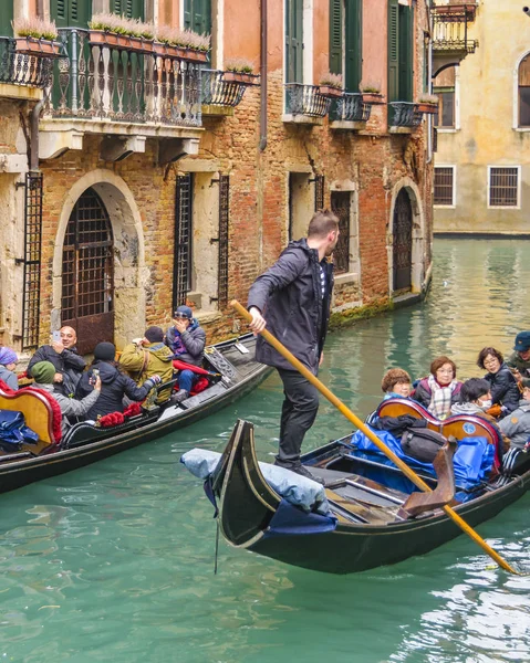 Venecia Italia Enero 2018 Gondoleros Tomando Turista Pequeño Canal Ciudad — Foto de Stock