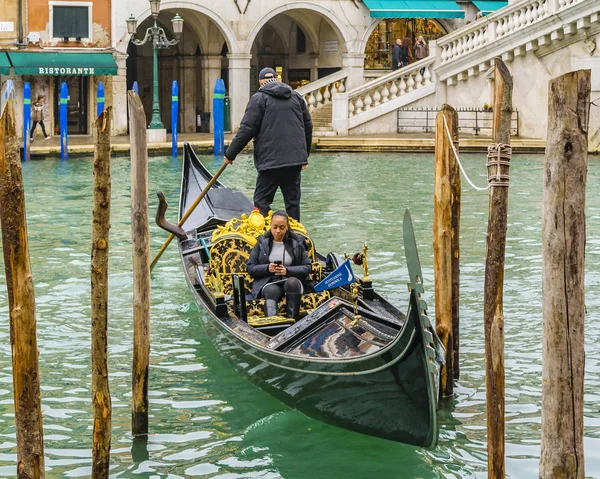 Venecia Italia Enero 2018 Gondolier Navegando Gran Canal Venecia Italia — Foto de Stock