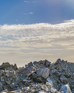 Önden görünüm bulutlu gökyüzü güneşli arka plan kayalık doğal duvara vurdu