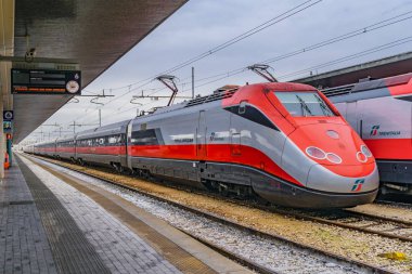 Santa Lucia İstasyonu şehirdeki Venedik, İtalya, Venedik, İtalya, Ocak - 2018 - hızlı tren Park