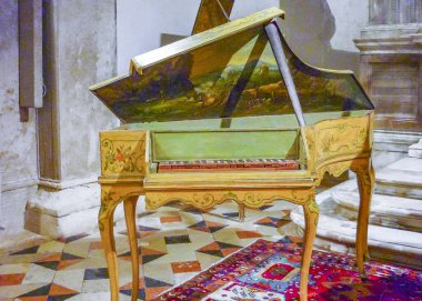 Venedik, İtalya eski aletleri örneği sergilenen antika piyano