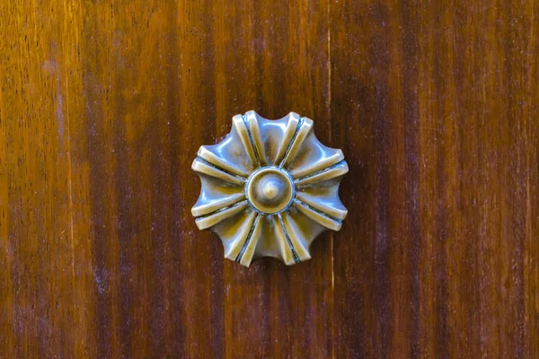 Widok Przodu Antyczny Dom Drzwi Ozdoba Podłoże Drewniane — Zdjęcie stockowe