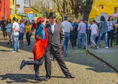 Buenos Aires, Arjantin, Eylül - 2018 - tango dans la boca mahalle, Buenos Aires, geleneksel caminito sokak, bir fotoğraf için poz birkaç