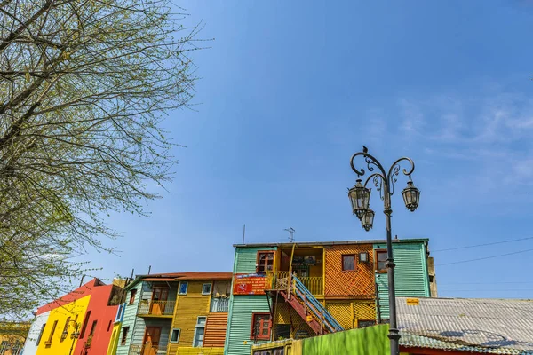 在布宜诺斯艾利斯著名的博卡附近 传统乡土色彩古老建筑的外表观 — 图库照片