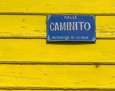 Geleneksel rustik renkli eski mimari ünlü la boca mahalle, Buenos Aires, dış görünümü