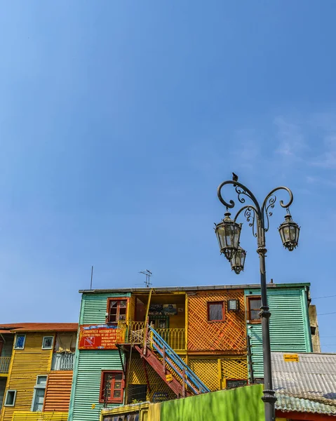 有名なラ ボカの近所 ブエノスアイレスで伝統的な素朴な色古い建築の外観 — ストック写真