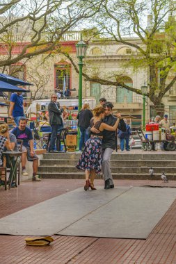 Buenos Aires, Arjantin, Eylül - 2018 - Tango dansçılar çift geleneksel dorrego kare san telmo District buenos aires City, Arjantin, bir gösterisi hazırlama