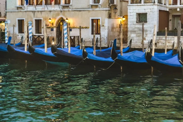 Góndolas Escena Nocturna Estacionadas Gran Canal Venecia Italia — Foto de Stock