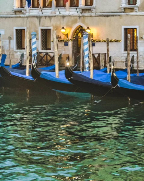 Góndolas Escena Nocturna Estacionadas Gran Canal Venecia Italia — Foto de Stock