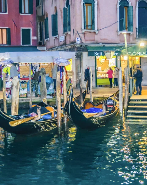 Venecia Italia Enero 2018 Góndolas Nocturnas Estacionadas Gran Canal Venecia — Foto de Stock
