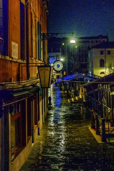 Venecia Italia Enero 2018 Escena Nocturna Lluviosa Urbana Centro Histórico — Foto de Stock