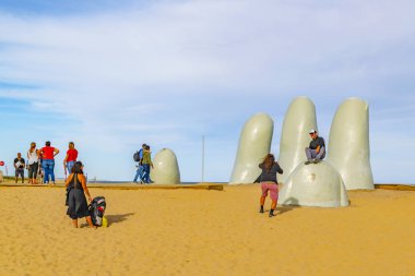 Punta Del Este, Uruguay, Ekim - 2018 - la brava bulunan en ünlü dönüm noktası anıt, turistik plaj içinde punta del este şehir, Uruguay
