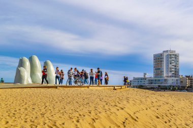 Punta Del Este, Uruguay, Ekim - 2018 - la brava bulunan en ünlü dönüm noktası anıt, turistik plaj içinde punta del este şehir, Uruguay