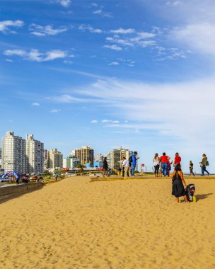 PUNTA DEL ESTE, URUGUAY, ECTOBER - 2018 - Punta del este City, Uruguay 'daki la brava plajında turist