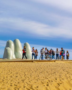 Punta Del Este, Uruguay, Ekim - 2018 - la brava bulunan en ünlü dönüm noktası anıt, turistik plaj içinde punta del este şehir, Uruguay