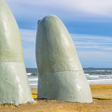 Parmak en ünlü dönüm noktası Anıtı yer la brava plajda Punta del este şehir, Uruguay