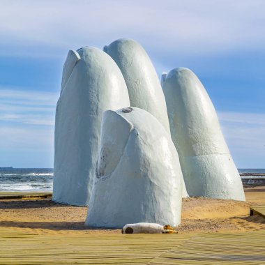Parmak en ünlü dönüm noktası Anıtı yer la brava plajda Punta del este şehir, Uruguay