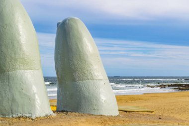 Parmak en ünlü dönüm noktası Anıtı yer la brava plajda Punta del este şehir, Uruguay
