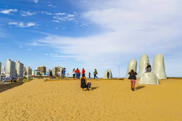 Punta Del Este, Uruguay, Ekim - 2018 - la brava bulunan en ünlü dönüm noktası anıt, turistik plaj içinde punta del este şehir, Uruguay